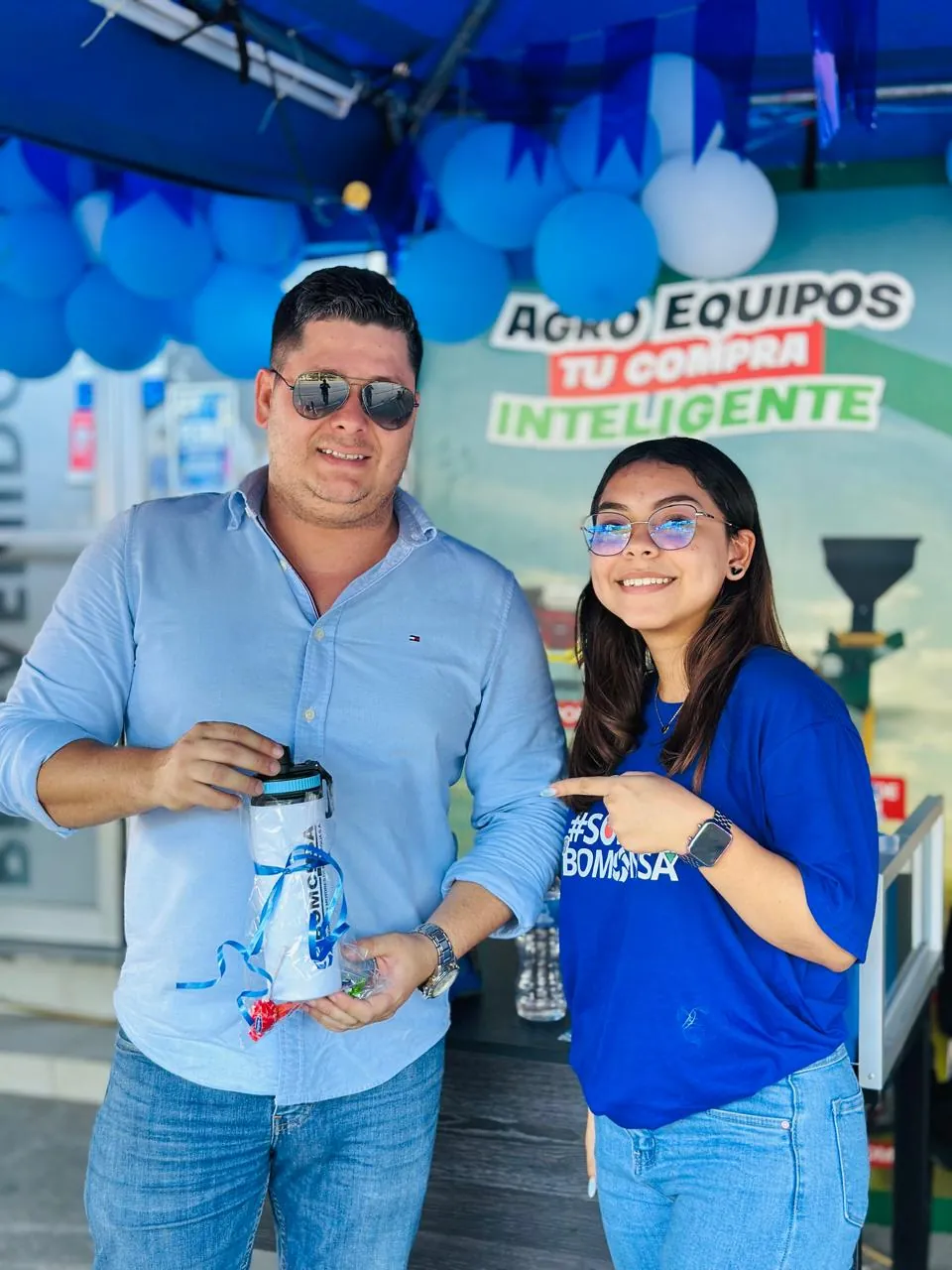 Equipo de BOMONSA asesorando en el stand de agroequipos de la Expoferia
