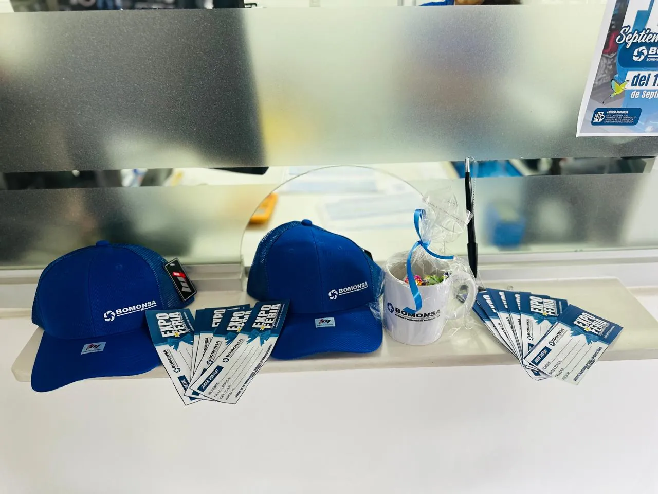 Gorras y material informativo de BOMONSA en la Expoferia