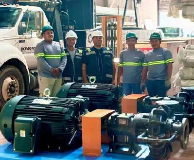 Equipo técnico de BOMONSA junto a los conjuntos motor-bomba de 200 HP antes de instalarlos